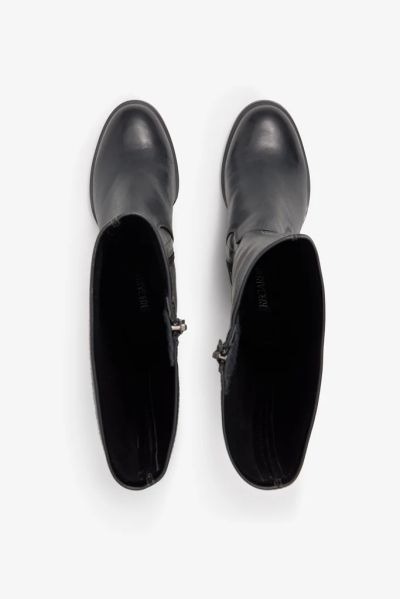 Black leather heeled boots - an elegant classic!REGARDE LE CIEL (SKU)MATILDE04