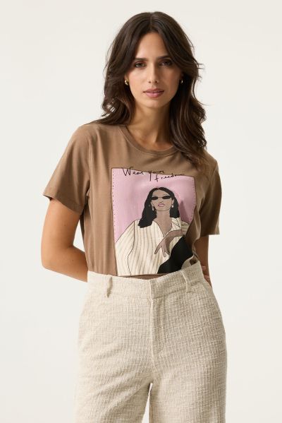 Women's T-shirt with an impressive GARCIA print (SKU) N260203