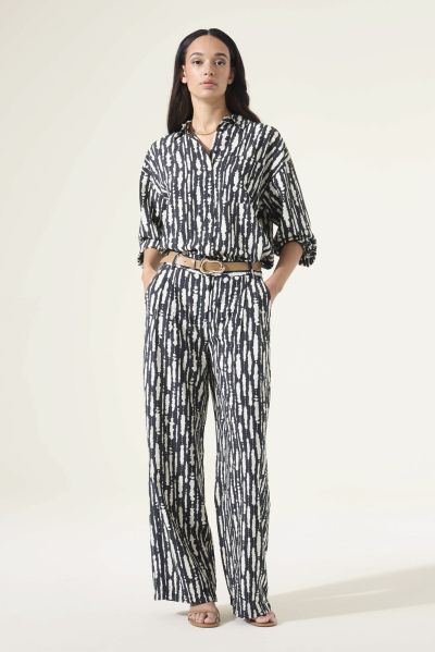 Black and white long-sleeve shirt with print - elegant look GARCIA (SKU) N260230