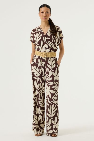 Elegant women's blouse with V-neck and short sleeves made of soft viscose GARCIA (SKU) P260232