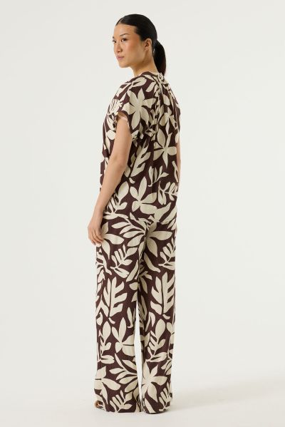 Elegant women's blouse with V-neck and short sleeves made of soft viscose GARCIA (SKU) P260232