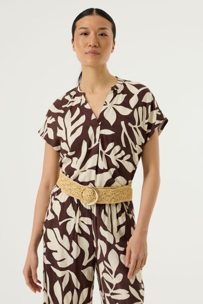 Elegant women's blouse with V-neck and short sleeves made of soft viscose GARCIA (SKU) P260232