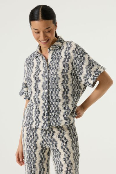 Elegant women's short-sleeved shirt made of fine knitwear, comfortable for summer GARCIA (SKU) O260023