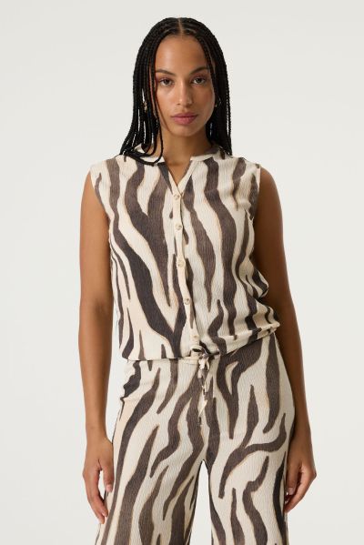Elastic women's top with functional buttons - a stylish and comfortable choice GARCIA (SKU) Q260008
