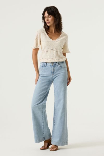 Elegant women's blouse with short sleeves made of cotton lace - stylish and comfortable GARCIA (SKU) O260007