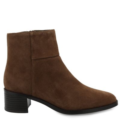 Elegant women's brown suede ankle boots, mid-heel – a stylish autumn model. CLARKS (SKU) 26329402