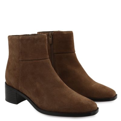 Elegant women's brown suede ankle boots, mid-heel – a stylish autumn model. CLARKS (SKU) 26329402
