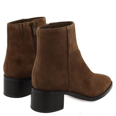 Elegant women's brown suede ankle boots, mid-heel – a stylish autumn model. CLARKS (SKU) 26329402