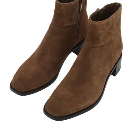 Elegant women's brown suede ankle boots, mid-heel – a stylish autumn model. CLARKS (SKU) 26329402