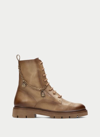 Women's brown combat-style ankle boot with a striking chain detail – style, comfort, quality. HISPANITAS (SKU) 265146