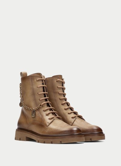 Women's brown combat-style ankle boot with a striking chain detail – style, comfort, quality. HISPANITAS (SKU) 265146