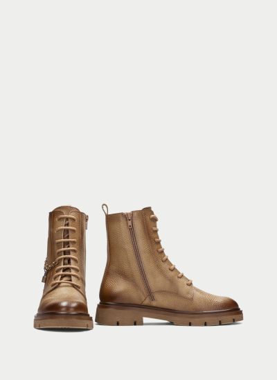 Women's brown combat-style ankle boot with a striking chain detail – style, comfort, quality. HISPANITAS (SKU) 265146