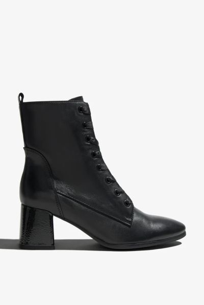 Elegant black women’s lace-up ankle boots – perfect for a stylish and comfortable look. REGARDE LE CIEL (SKU) MILLIE14